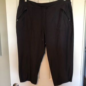 Tek Gear women’s Capri pants, XL, black